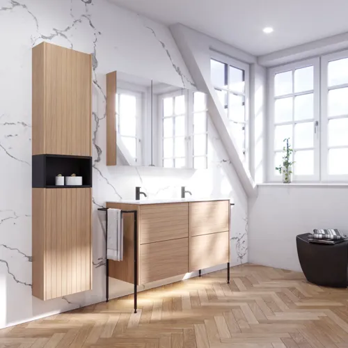 Badezimmerinspiration mit hellen Eichenmöbeln mit Lamellen, elegantem Doppelwaschbecken, schönem Spiegelschrank mit Licht, Fischgrätboden und weißer Marmorwand für ein klassisches, helles Aussehen.